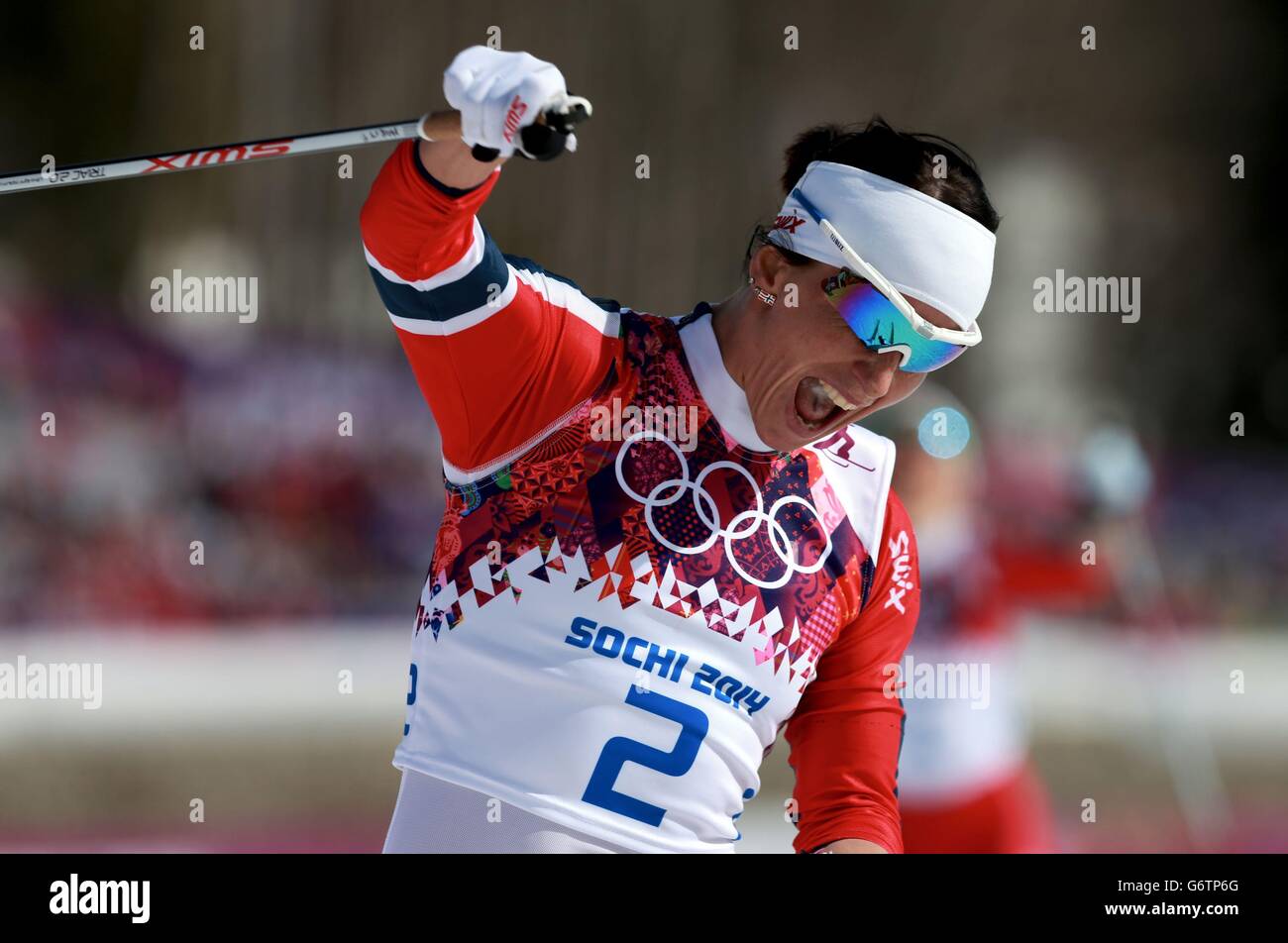 Olympische Winterspiele In Sotschi - Tag 15. Die norwegische Marit Bjoergen feiert den 30-km-Sieg der Damen bei den Olympischen Spielen in Sotschi 2014 in Sotschi, Russland. Stockfoto