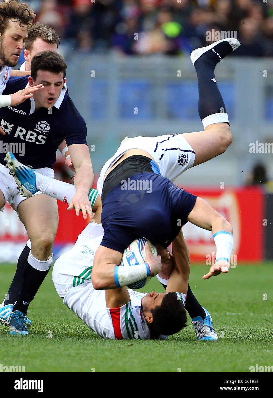 Rugby Union - RBS 6 Nations - Italien gegen Schottland - Stadio Olympico. Der schottische Sean Lamont wird vom italienischen Edoardo Gori während des RBS 6 Nations-Spiels im Stadio Olympico in Rom, Italien, niedergeschlagen. Stockfoto