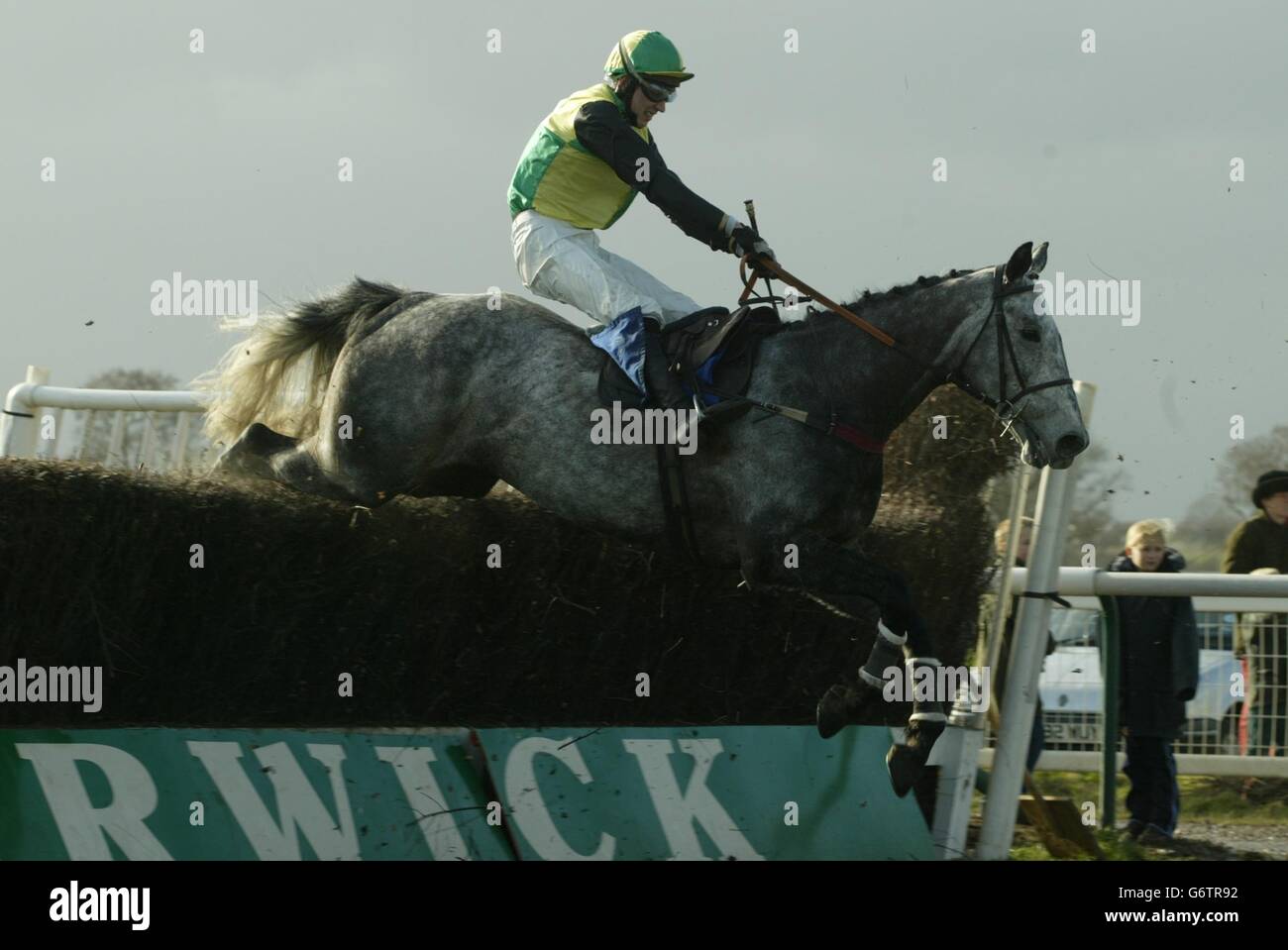 Jockey. Ross Minster riden von P.J. Brennan in Warwick, Sonntag, 14 2004. März. PA Foto : David Davies. Stockfoto