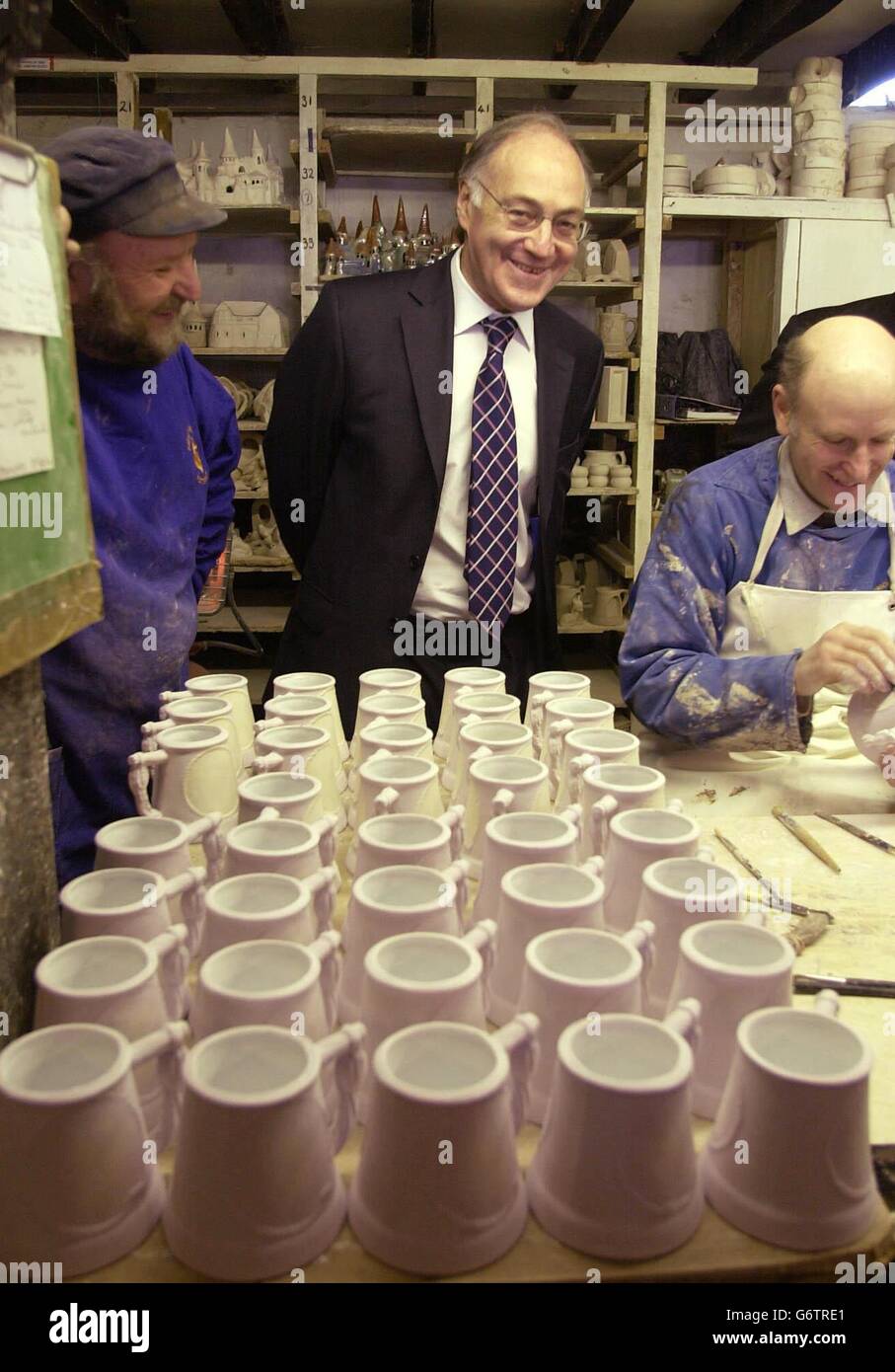 Tory-Anführer Michael Howard spricht mit den Töpfern Ernie Childs (links) und Brian, einem Ausrufer, während eines Besuchs bei Great Yarmouth Potteries im Rahmen einer Tour durch die Wahlkreise in der östlichen Region. Stockfoto