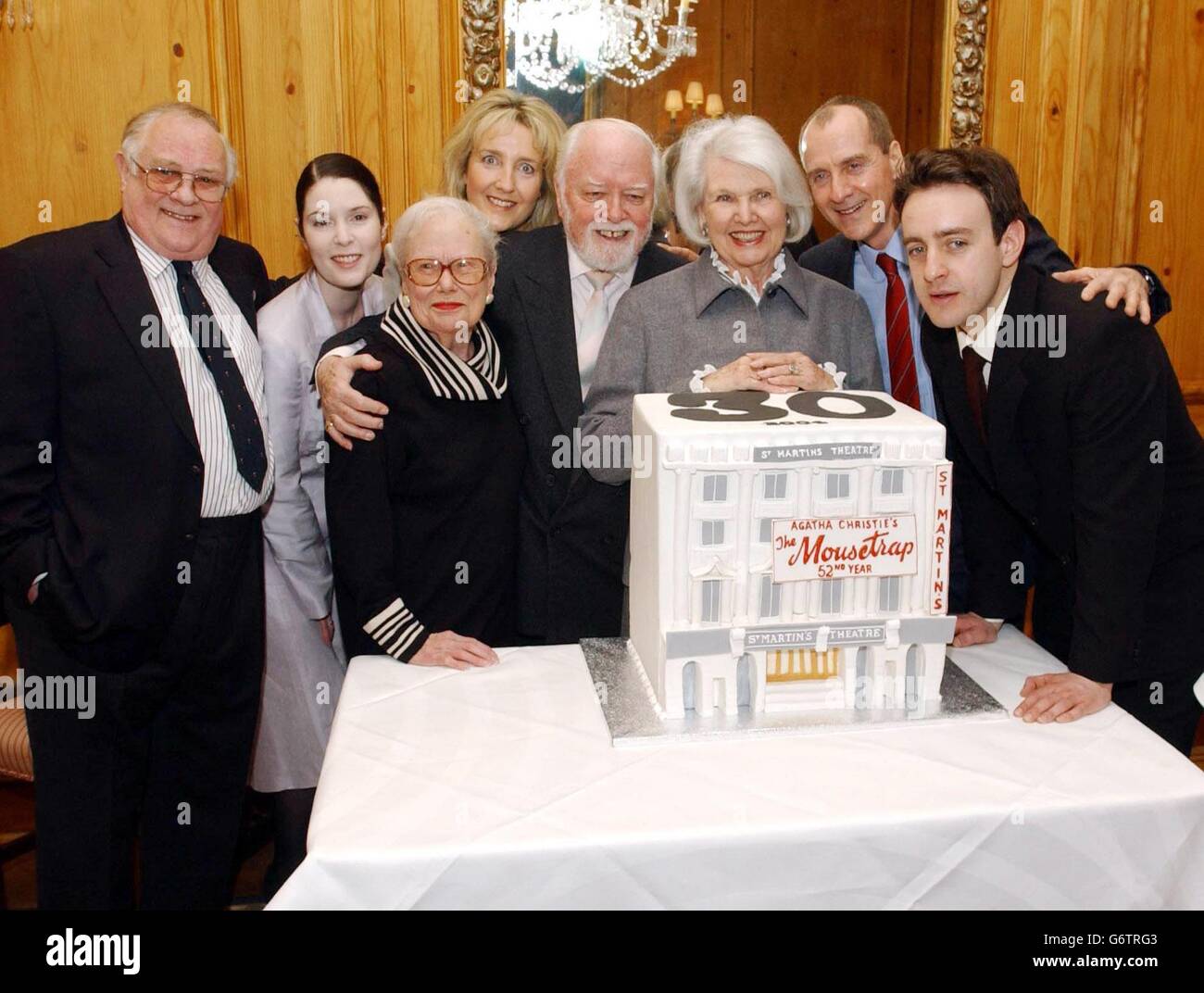 Mitglieder der ursprünglichen und aktuellen Besetzung der Agatha Christie spielen die Mousetrap (links-rechts) Schauspieler Anthony Kenyen, Clarissa Young, Jessica Spencer, Sian Howard, Lord and Lady Attenborough, Michael Watkins und Lord Parry während einer Fotozelle, um die 30 Jahre der Mousetrap im St. Martin's Theatre zu feiern, Im Savoy Hotel im Zentrum von London. Stockfoto