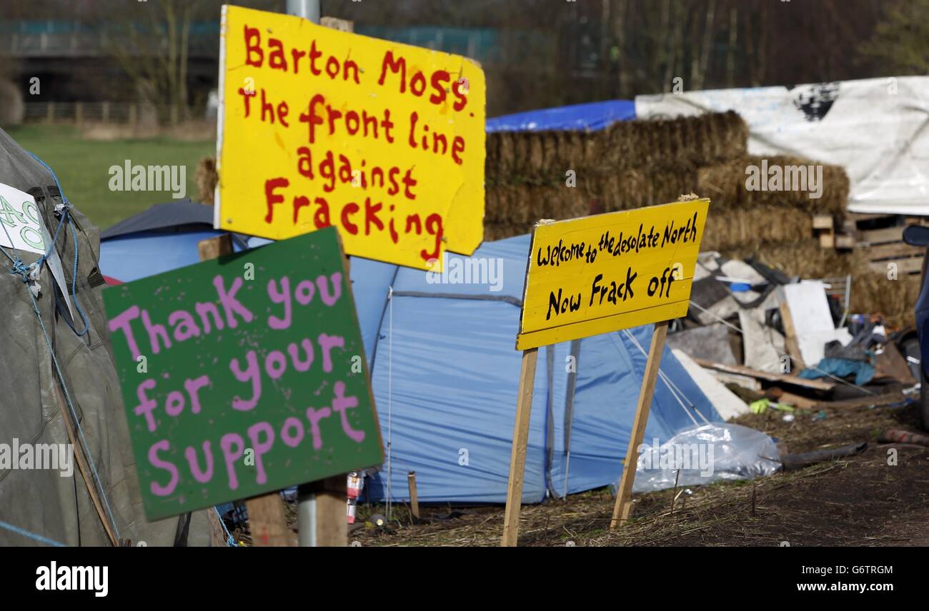 Schilder in einer Privatstraße in Barton Moss, Greater Manchester, wo Anti-Fracking-Demonstranten Lager eingerichtet haben. Stockfoto