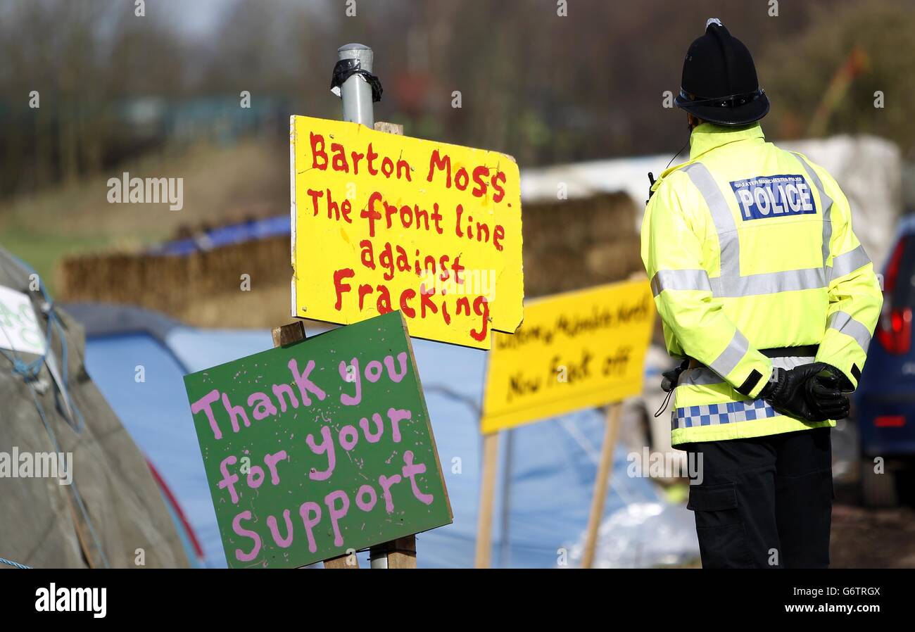Die Polizei patrouilliert auf einer Privatstraße in Barton Moss, Greater Manchester, wo Anti-Fracking-Demonstranten ein Lager eingerichtet haben. Stockfoto