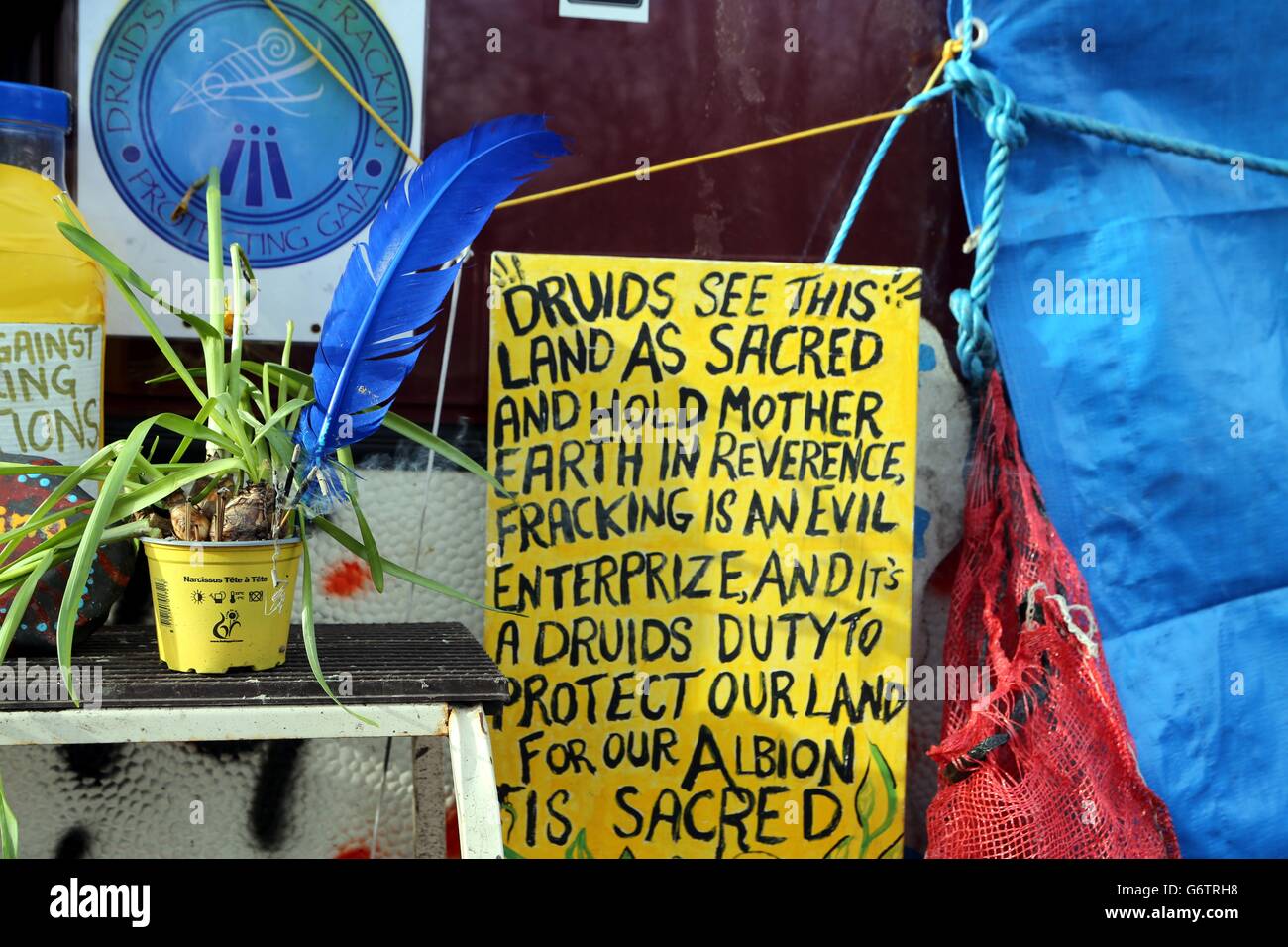 Schilder in einer Privatstraße in Barton Moss, Greater Manchester, wo Anti-Fracking-Demonstranten Lager eingerichtet haben. Stockfoto