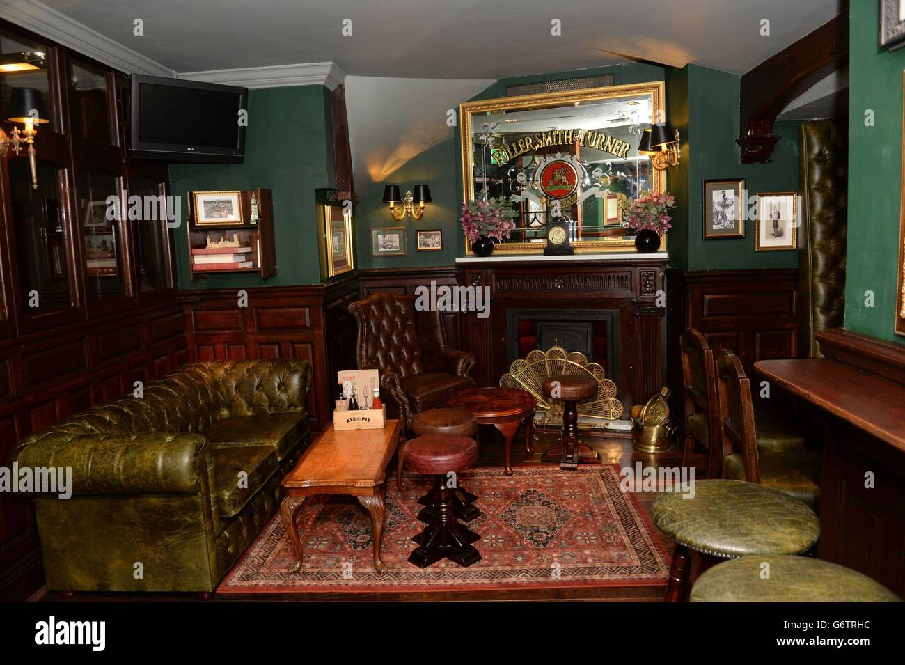 Blick auf das Innere des Red Lion Pubs in Whitehall, London, das heute vom Schatzkanzler George Osborne nach der Renovierung wieder eröffnet werden soll. Stockfoto