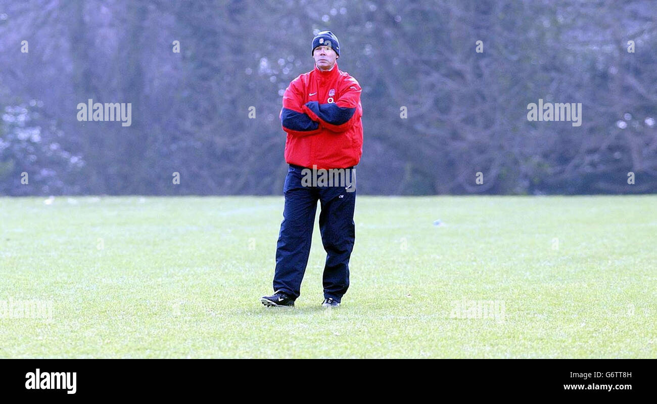 England Coach Sir Clive Woodward beim Training im Penny Hill Park in Bagshot, Surrey, vor dem RBS 6 Nations Spiel am Samstag gegen Irland in Twickenham. Stockfoto