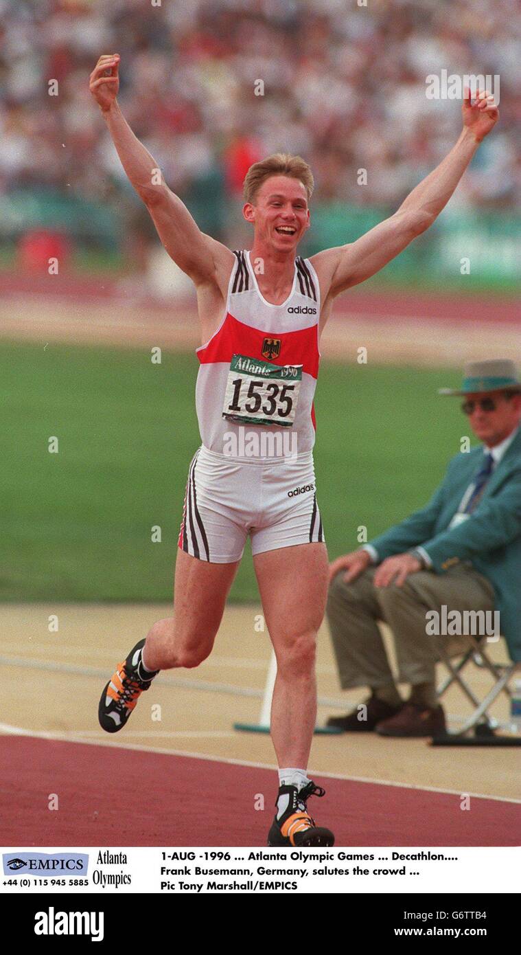 - 1996. AUGUST, Olympische Spiele von Atlanta, Zehnkampf. Frank Busemann, Deutschland, begrüßt die Menge Stockfoto
