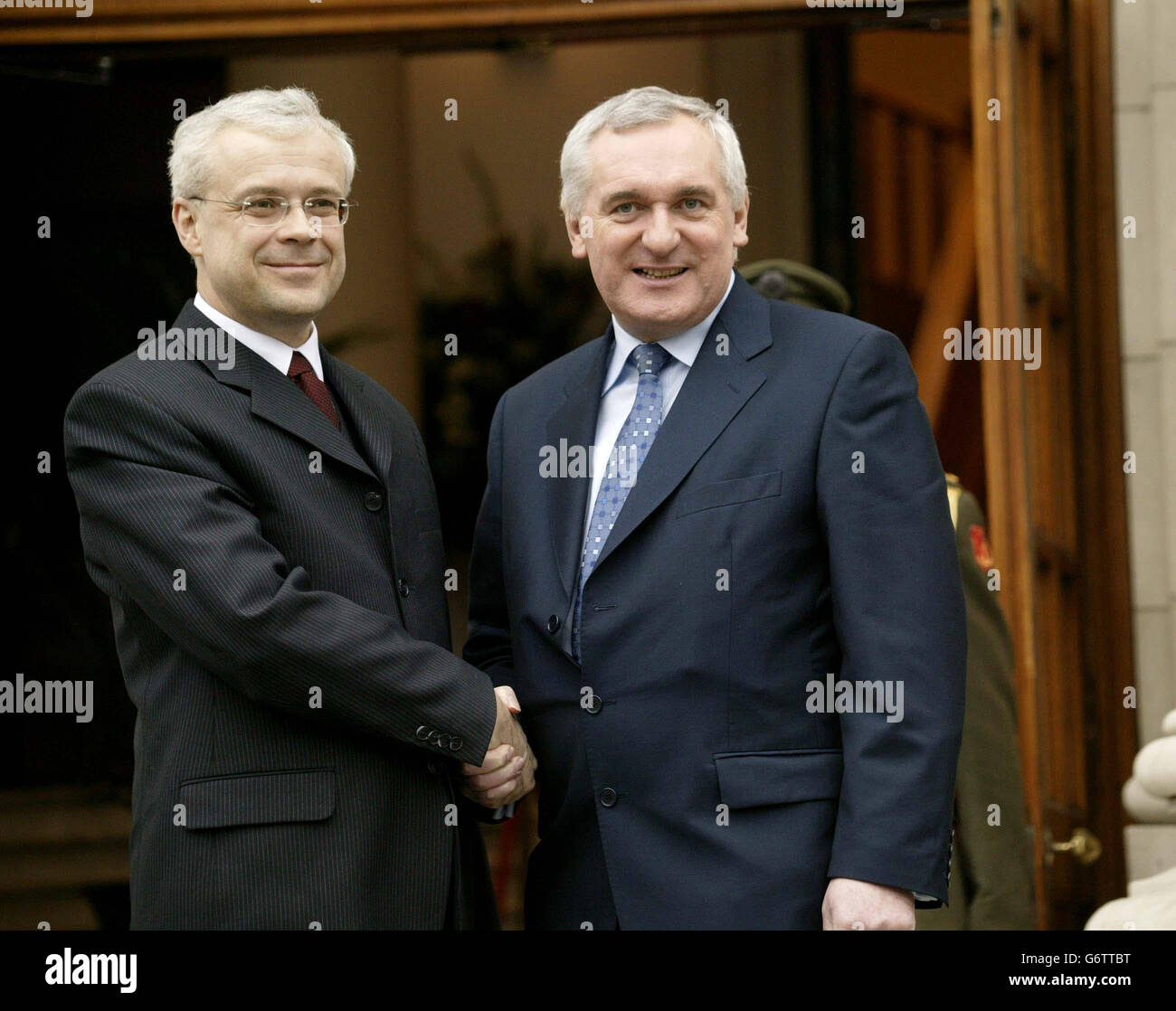 Der irische Premierminister Bertie Ahern (R) steht neben dem Premierminister der Tschechischen Republik, Herrn Vladimir Spidla, und er hat sich mit dem Taoiseach in den Regierungsgebäuden in Dublin treffen. Stockfoto
