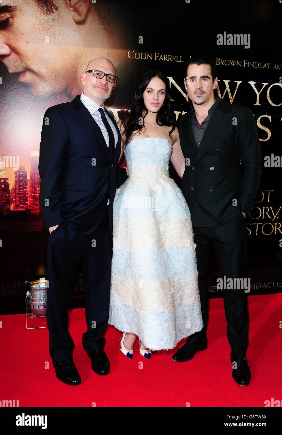 (Links - Rechts) Akiva Goldsman, Jessica Brown Findlay und Colin Farrell bei der Premiere VON A New York Winter's Tale im Odeon Kensington, London. Stockfoto