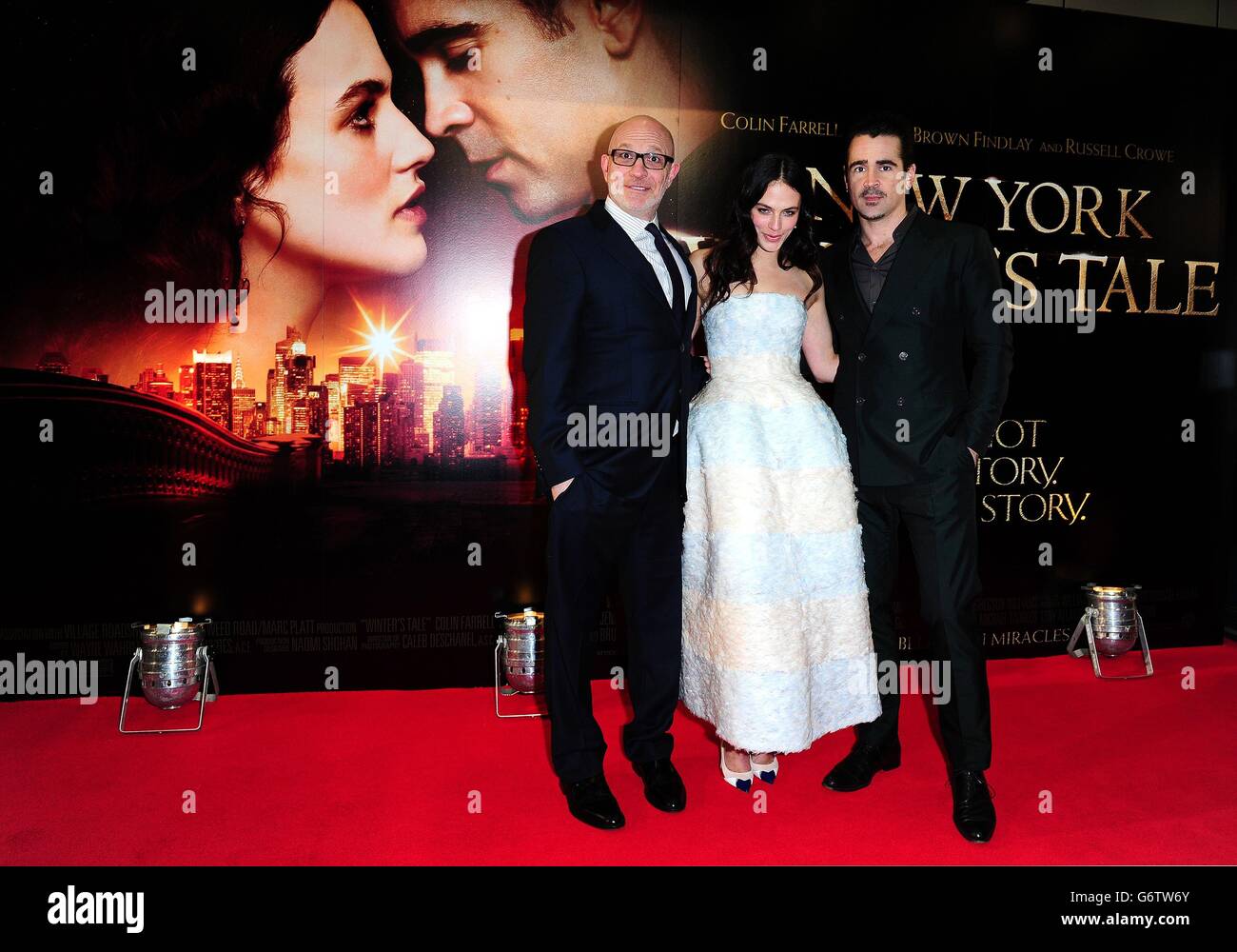 (Links - Rechts) Akiva Goldsman, Jessica Brown Findlay und Colin Farrell bei der Premiere VON A New York Winter's Tale im Odeon Kensington, London. Stockfoto