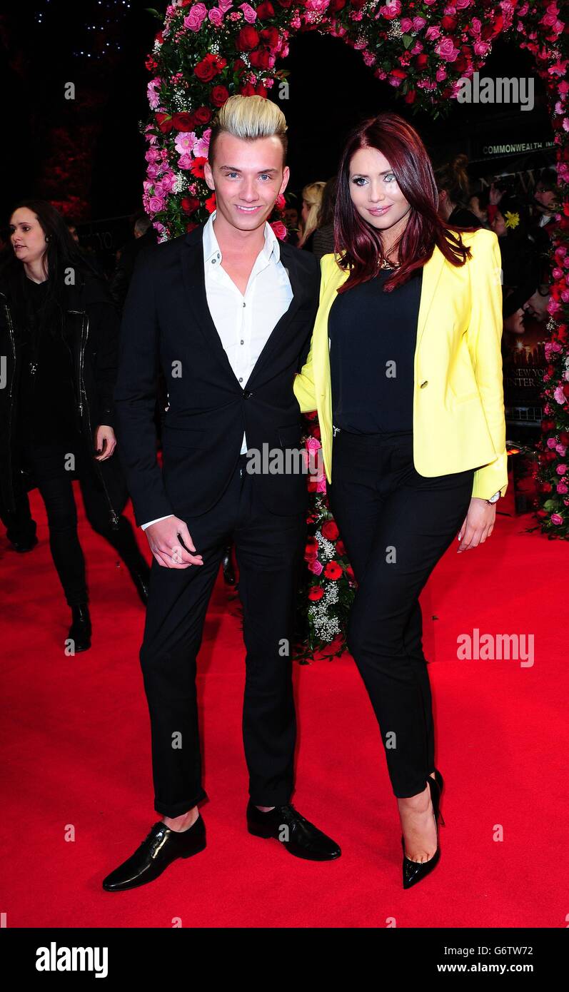 Harry Derbidge (links) und Amy Childs bei der Premiere VON A New York Winter's Tale im Odeon Kensington, London. Stockfoto