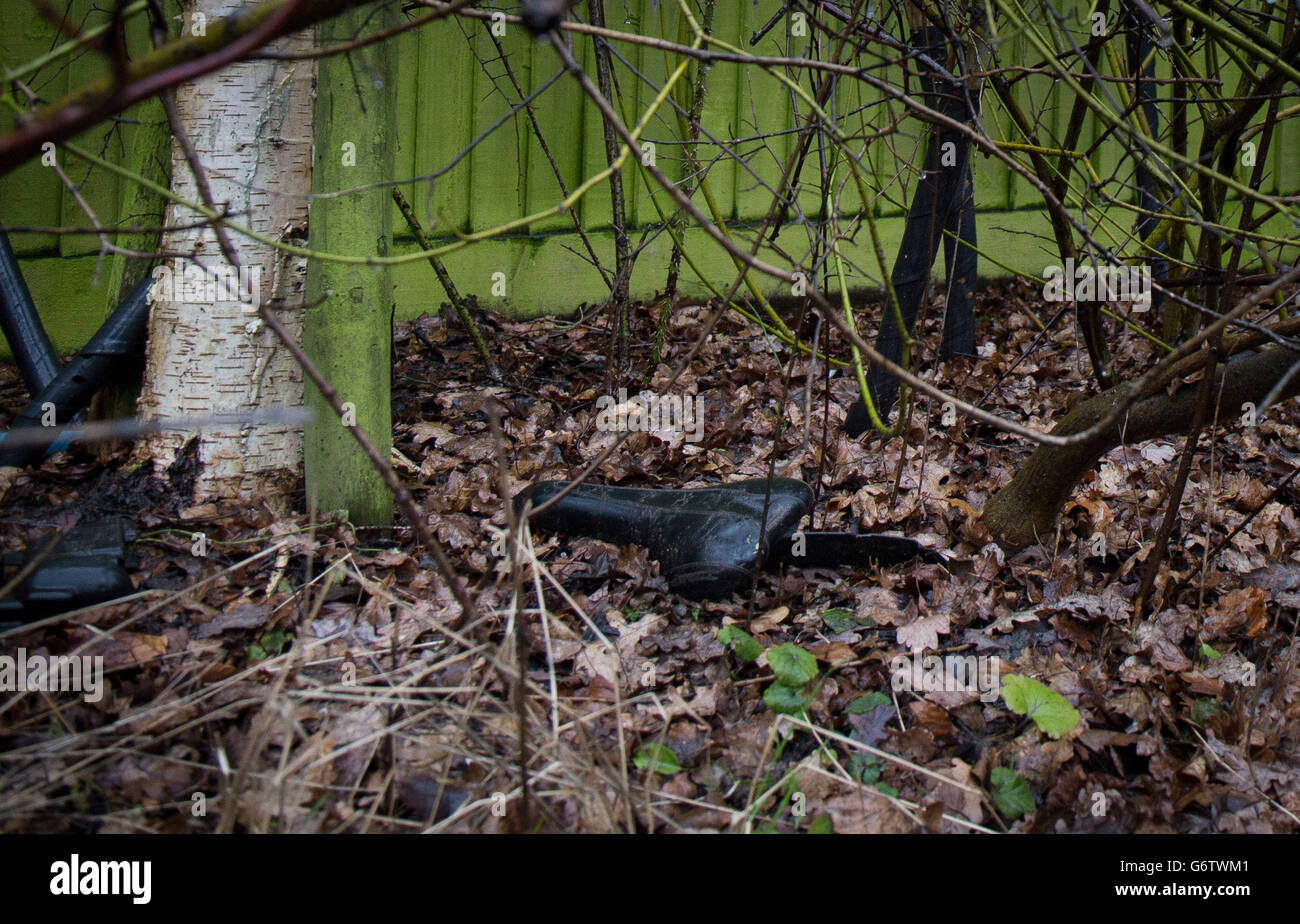 Ein Fahrradsitz und andere Trümmer in Büschen in der Nähe der Szene in Purley auf der Themse, West Berkshire, wo zwei Radfahrer gestorben sind, nachdem sie gestern von einem Auto nach einem Polizeiereignis im überfluteten Dorf getroffen wurden. Stockfoto
