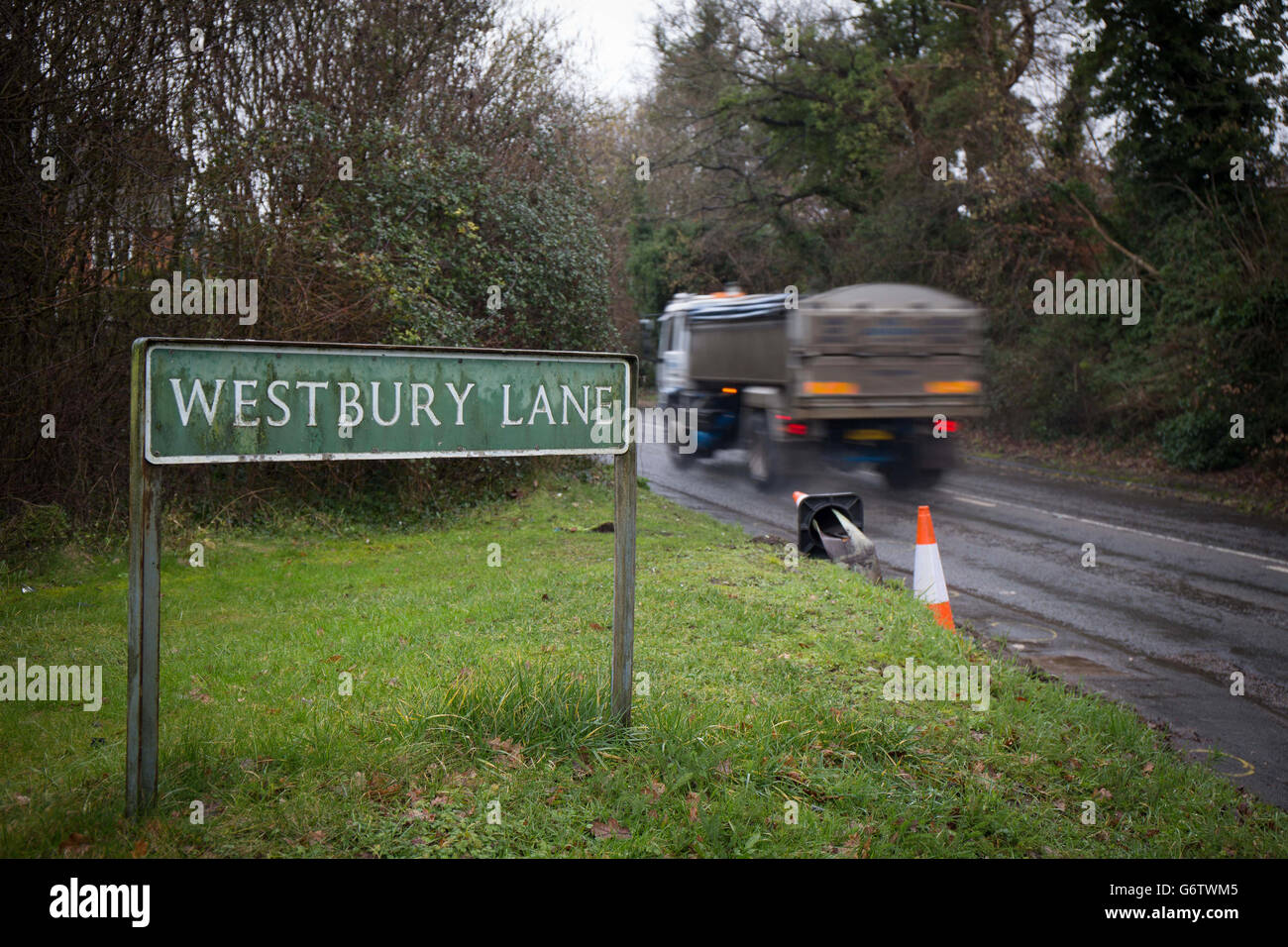 Ein Straßenschild in der Nähe der Szene in Purley auf der Themse, West Berkshire, wo zwei Radfahrer gestorben sind, nachdem sie gestern von einem Auto nach einem Polizeiereignis im überfluteten Dorf getroffen wurden. Stockfoto