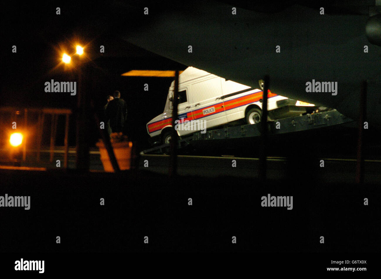 Die fünf britischen Staatsbürger, die die US-Regierung seit mehr als zwei Jahren in Guantanamo Bay hält, kommen auf britischem Boden bei RAF Northolt an. Die Männer, die im Rahmen des von den USA geführten Krieges gegen den Terror verhaftet wurden, landeten um 18.59 Uhr. Ruhal Ahmed, 23; Asif Iqbal, 20; Shafiq Rasul, 25, aus Tipton, West Midlands; sowie Tarek Dergoul, 24, und der 35-jährige Jamal al Harith wurden aus der US-Basis in Kuba entlassen. Stockfoto