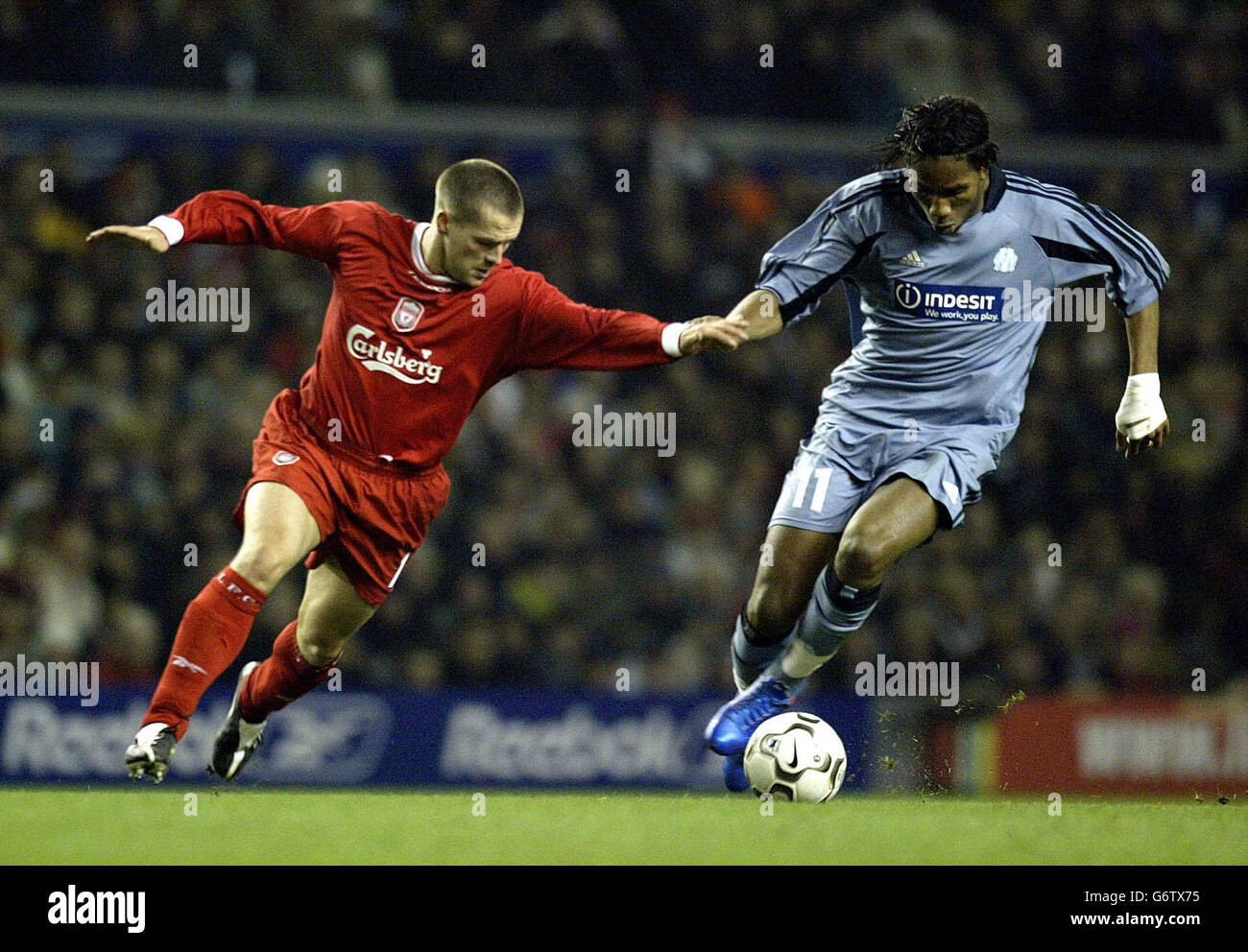 Liverpools Michael Owen (rechts) auf der Jagd nach dem Stürmer Didier Drogba aus Marseille während des ersten Spiels der UEFA-Pokalrunde in Anfield, Liverpool. Stockfoto