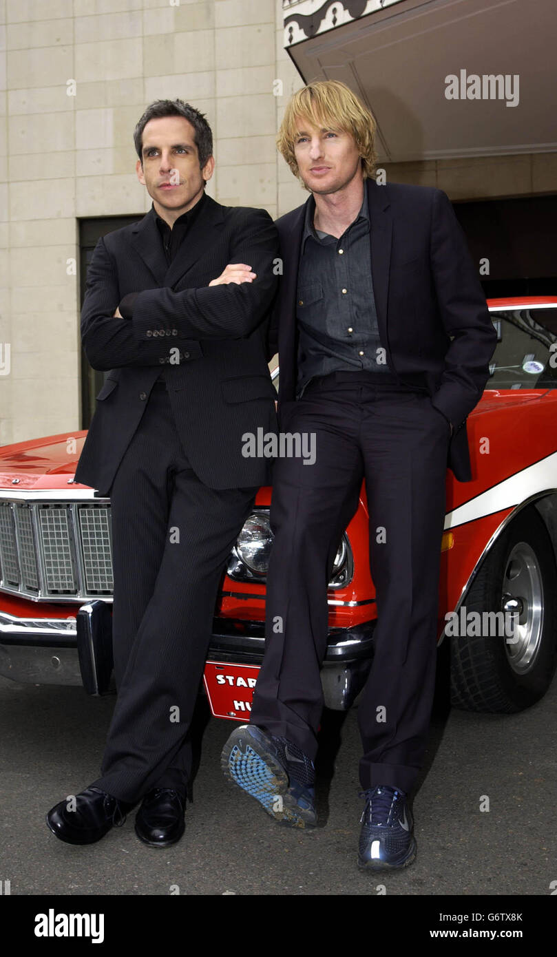 Die Schauspieler Ben Stiller (links) und Owen Wilson posieren mit einem originalen Ford Torino (nicht aus dem Programm) während einer Fotoausstellung im Dorchester Hotel in der Park Lane in London, vor der Filmpremiere von 'Starsky and Hutch' am Londoner Leicester Square. Ben Stiller spielt Starsky (Paul Michael Glaser) und Owen Wilson spielt Hutch (David Soul) in der großen Leinwand-Remake der legendären 70er Detective-Serie. Stockfoto