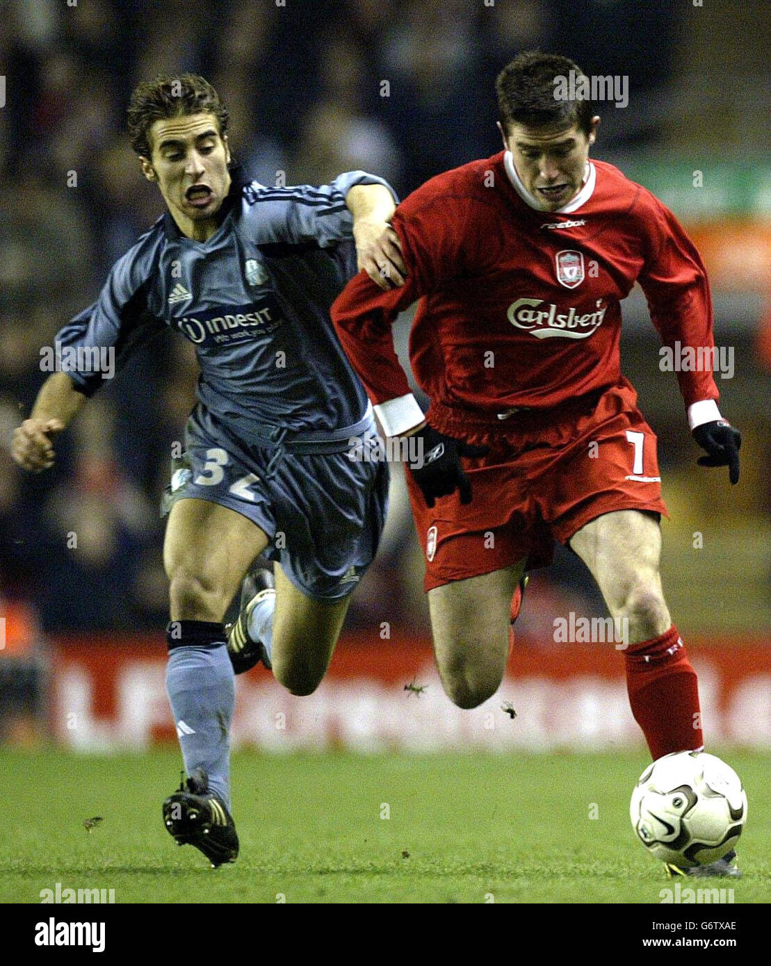 Liverpools Harry Kewell (rechts) tusles mit Marseilles Matthieu Flamini, während des UEFA Cup 4. Runde erste Etappe Spiel in Anfield, Liverpool. Stockfoto