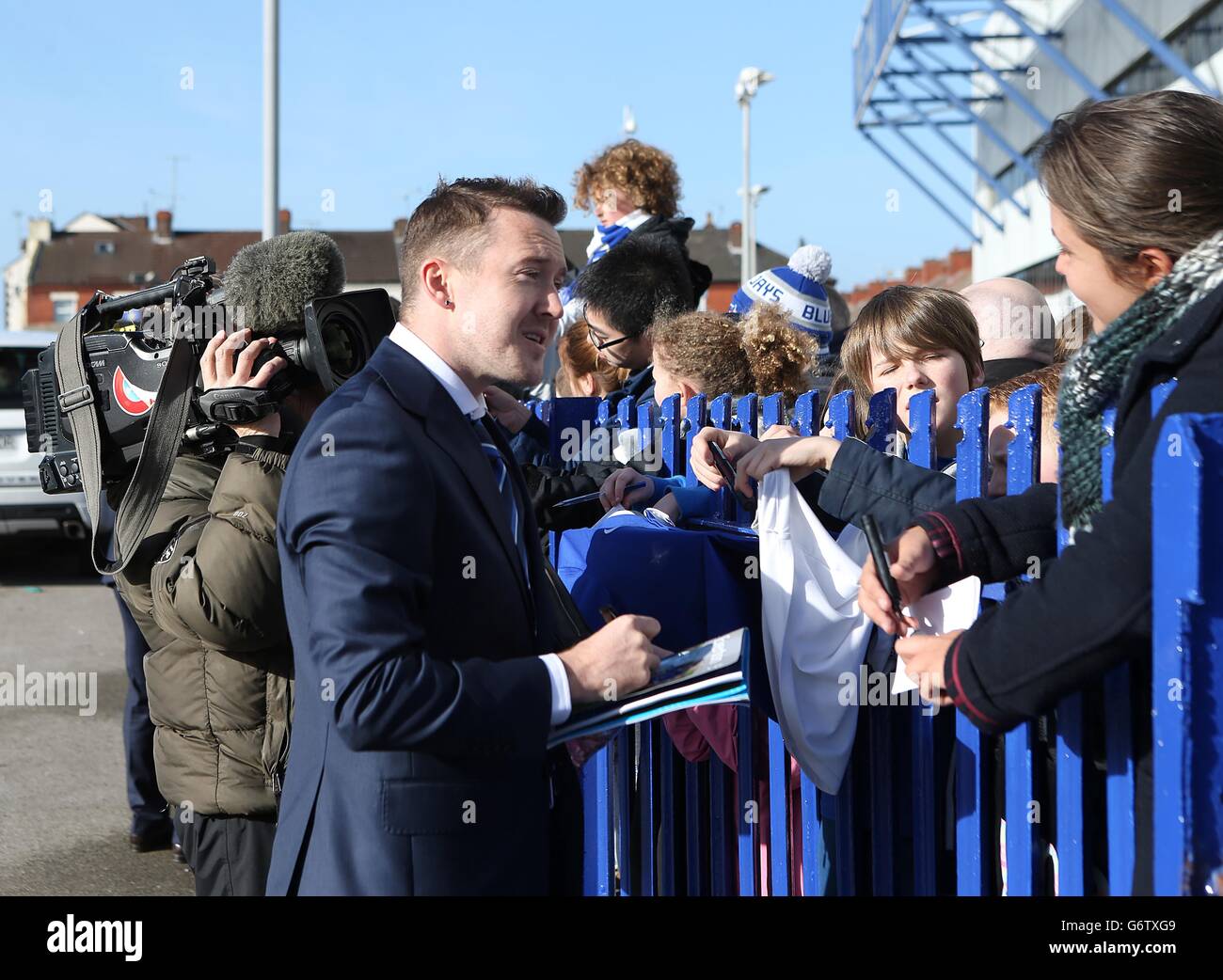 Evertons Aiden McGeady plaudert mit einem Fan, als er Autogramme gibt, als er im Goodison Park ankommt Stockfoto