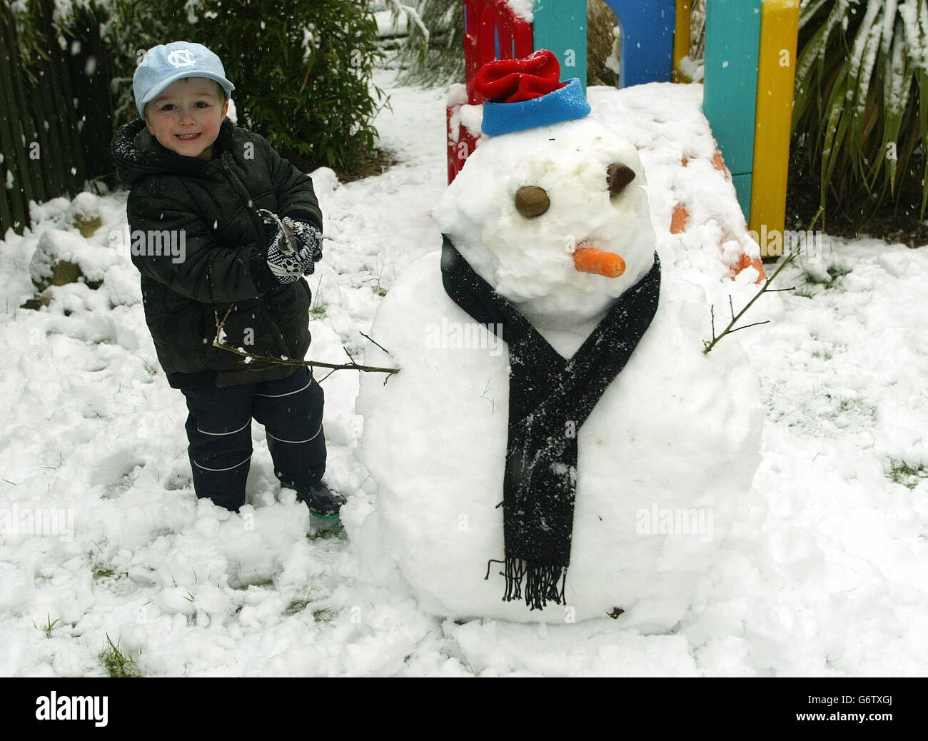 Jack Davies macht einen Schneemann Stockfoto