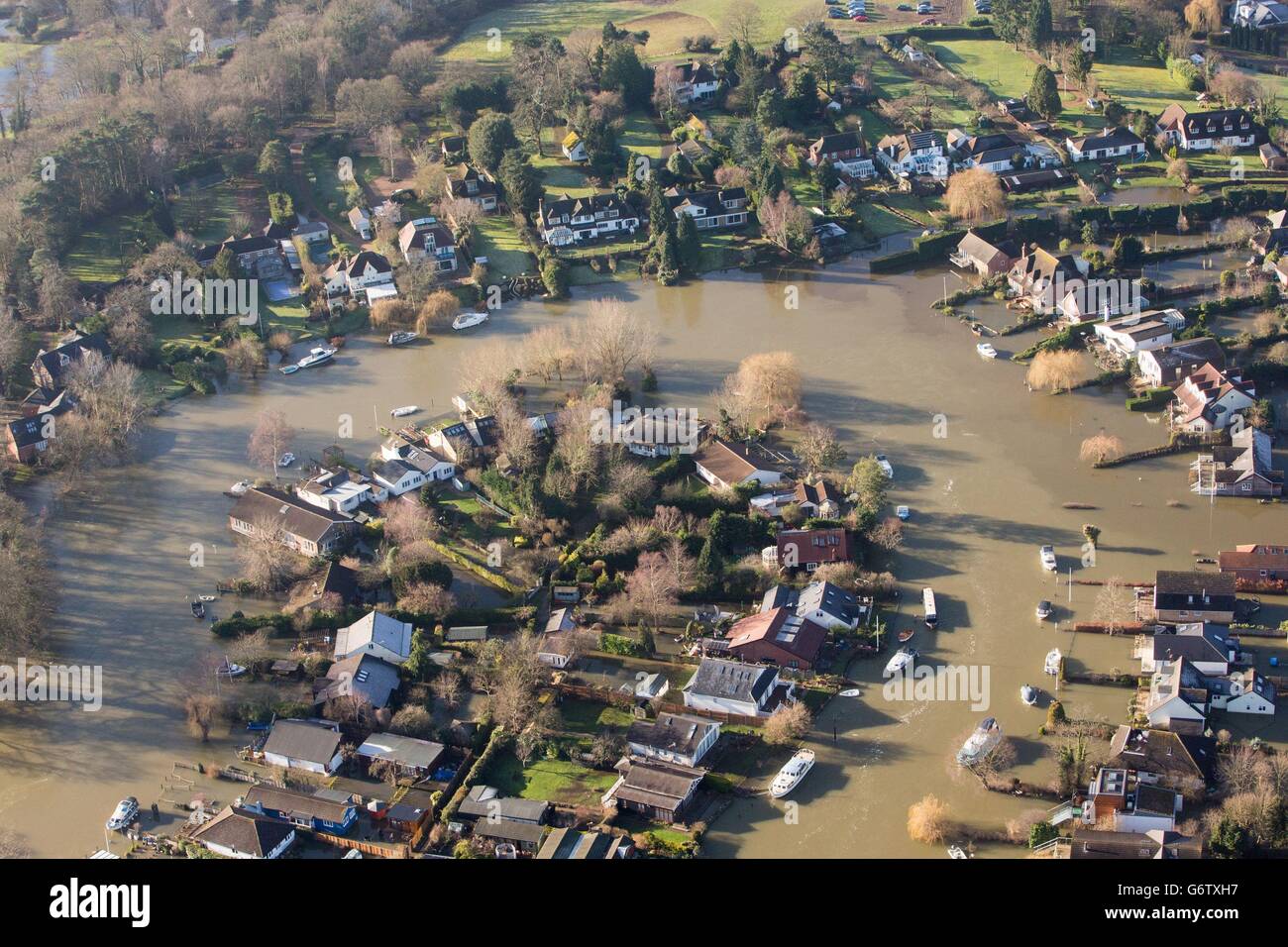 Hochwasserwasser umgibt Häuser in Shepperton, Surrey, da Royal Engineers nun beauftragt wurde, eine schnelle Bewertung der Schäden an der britischen Hochwasserschutzinfrastruktur durchzuführen. Stockfoto