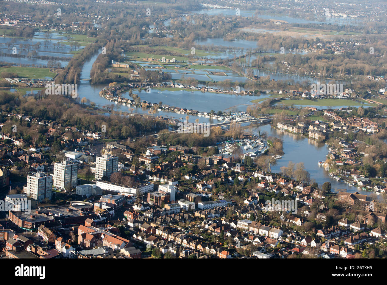 Hochwasser in Walton-on-Thames, Surrey, als Royal Engineers nun beauftragt wurde, eine schnelle Bewertung der Schäden an der britischen Hochwasserschutzinfrastruktur durchzuführen. Stockfoto