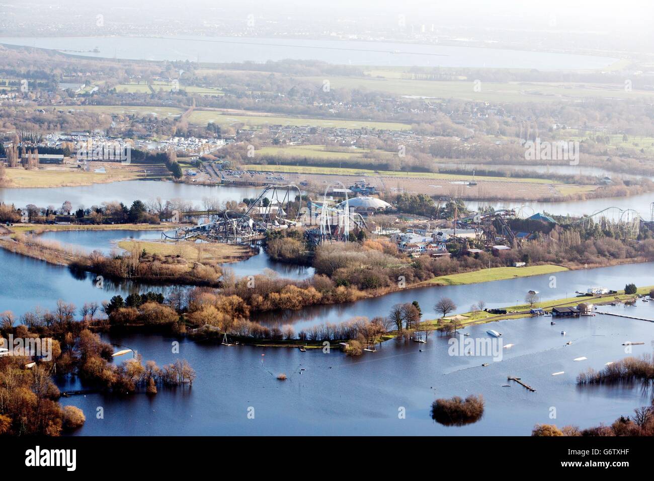 Der Thorpe Park in Surrey liegt im Hochwasserwasser, da Royal Engineers nun beauftragt wurde, eine schnelle Bewertung der Schäden an der britischen Hochwasserschutzinfrastruktur durchzuführen. Stockfoto