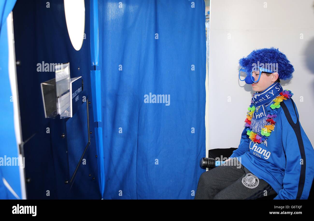 Ein Everton-Fan trägt eine blaue Perücke, eine Brille und eine Nase im Fotoboth des Lüfters Stockfoto