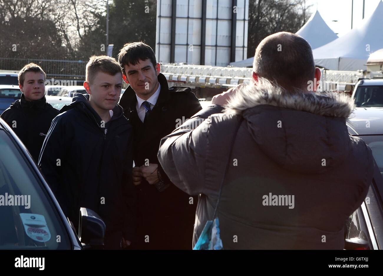 Evertons Leighton Baines posiert vor dem Anpfiff für ein Foto mit einem Fan Stockfoto