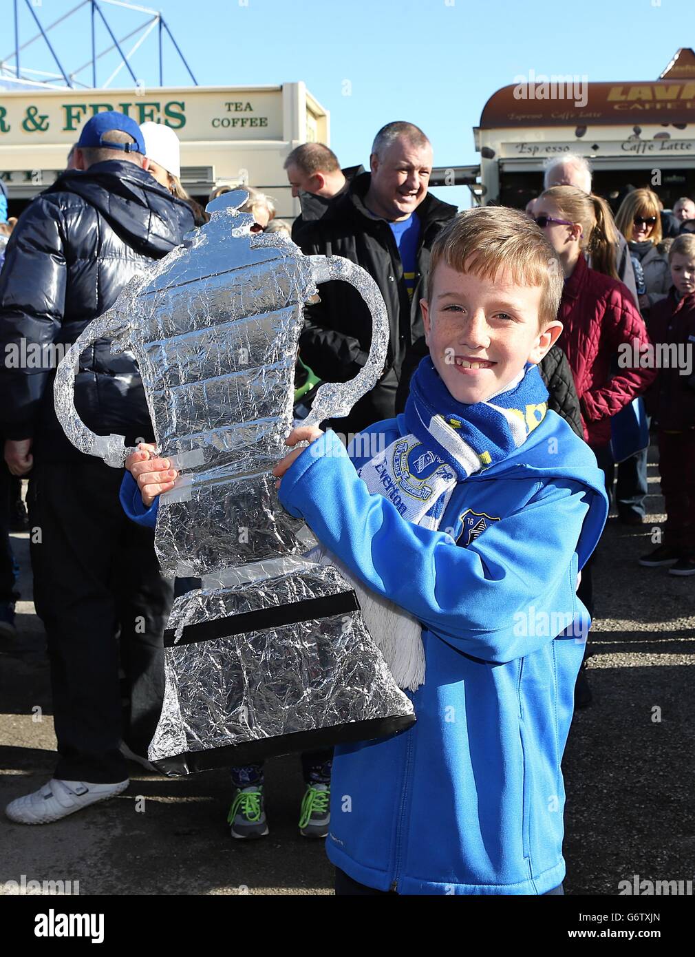 Ein junger Everton-Fan posiert mit einem hausgemachten FA Cup vor dem Goodison Park in der Fanzone Stockfoto
