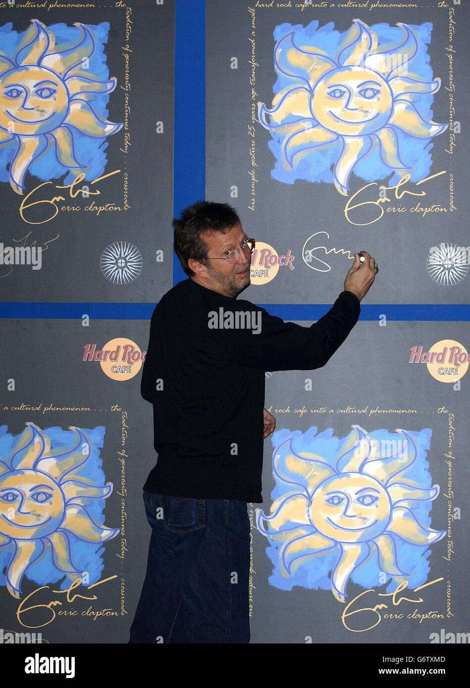 Der legendäre Sänger und Gitarrist Eric Clapton tritt bei der Vorstellung seines Designs für ein neues Crossroads Charity T-Shirt, das im Hard Rock Cafe im Hard Rock Cafe in London zum Verkauf stehen wird, selten öffentlich auf. Der Erlös geht an das Crossroads Center in Antigua. Stockfoto