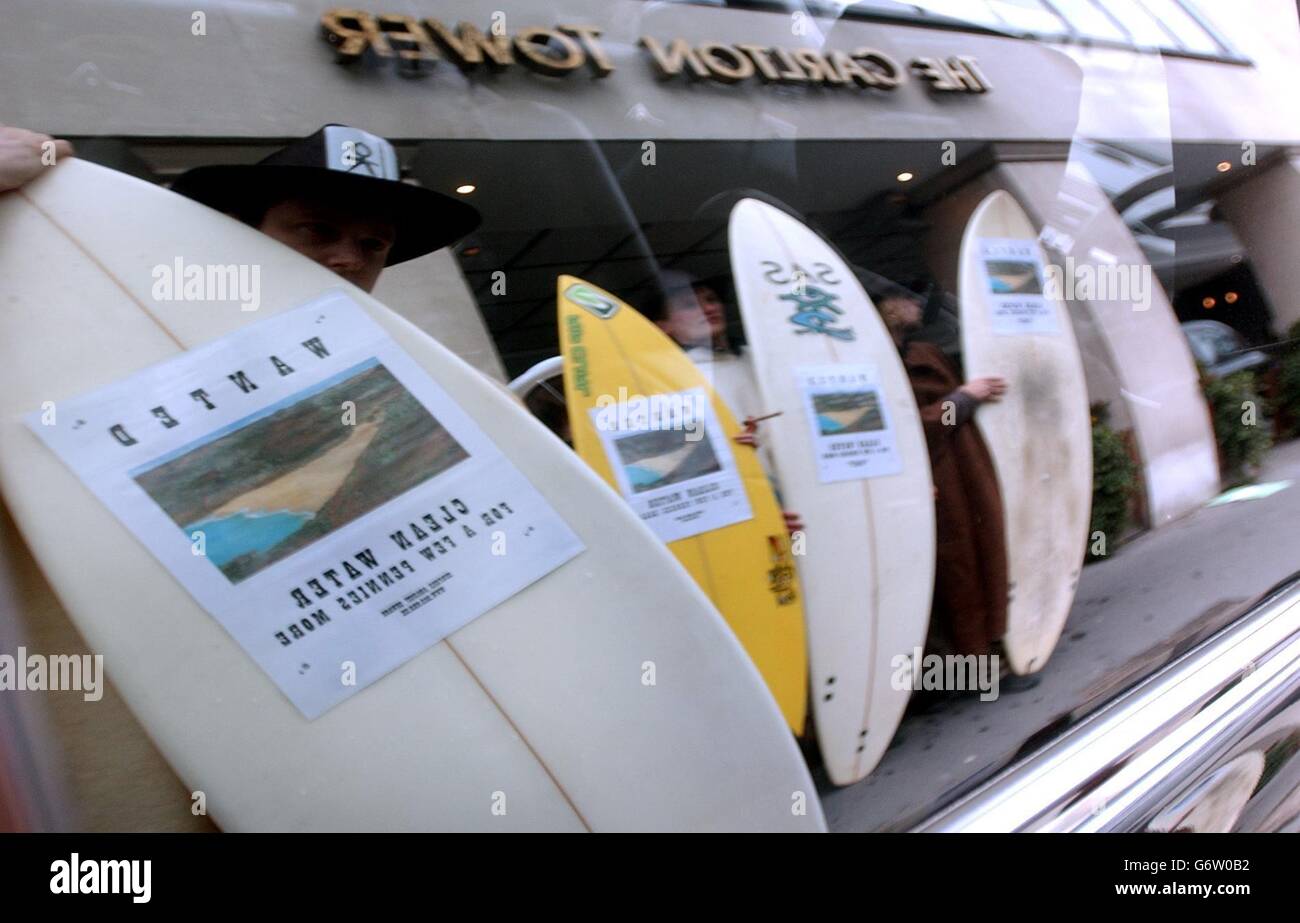 Surfers gegen AbwasserkampagnerInnen aus Cornwall (spiegelt sich in einem Autofenster wider) vor dem Carlton Tower in London, wo die Water 2004 Konferenz stattfindet. Als Zigarrenboys gekleidet, kämpfen die Aktivisten aus dem „Wilden Westen“ für saubereres, sichereres Wasser. Stockfoto