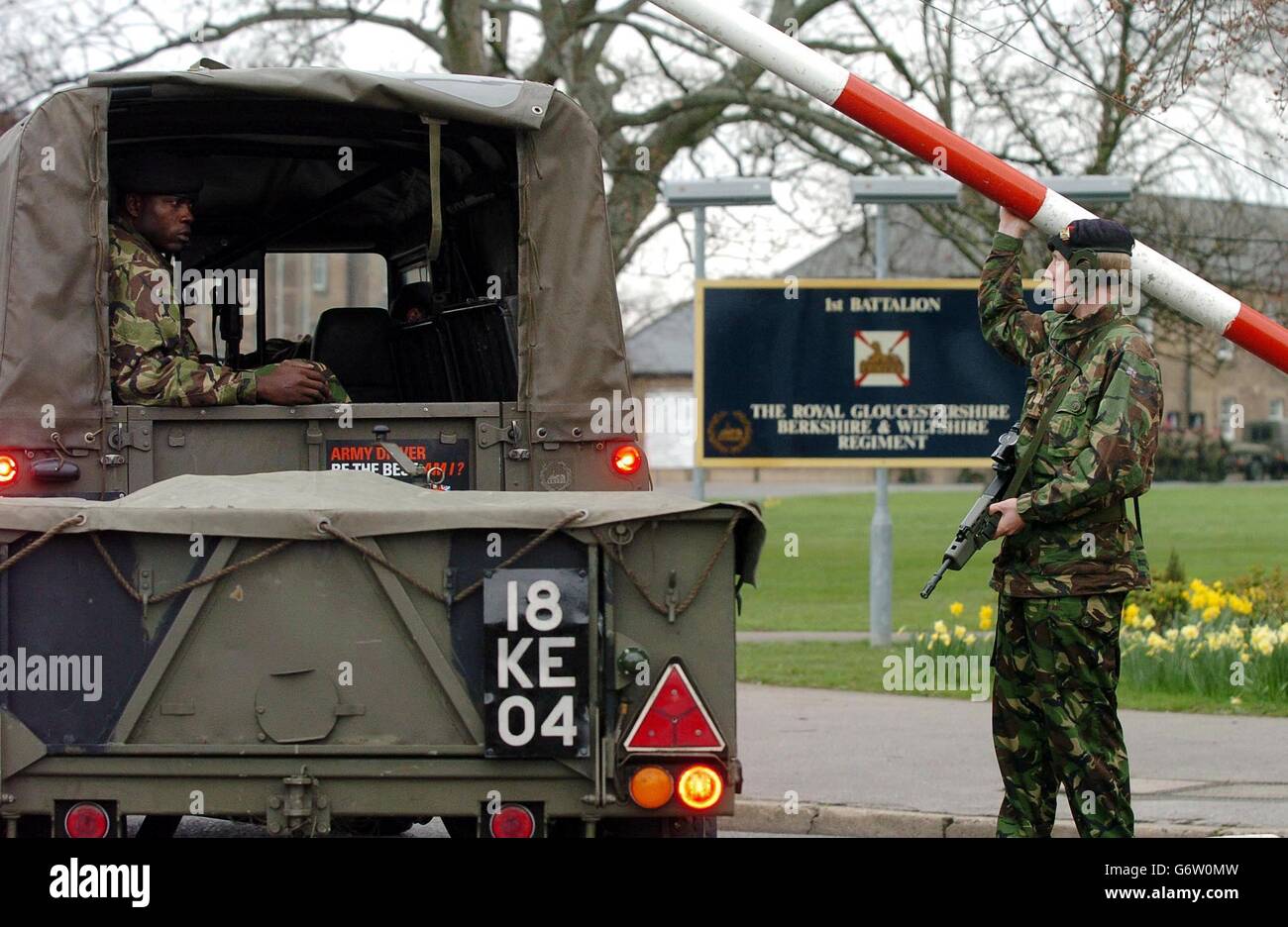 Der Eingang zu den Kasernen des Royal Gloucestershire, Berkshire und Wiltshire Regiments in Hounslow im Westen Londons, der bestätigt wurde, soll in den nächsten vier Tagen im Kosovo stationiert werden. Der Einsatz von a750-starken Militärkräften ist eine Reaktion auf eine Anfrage der NATO. Stockfoto