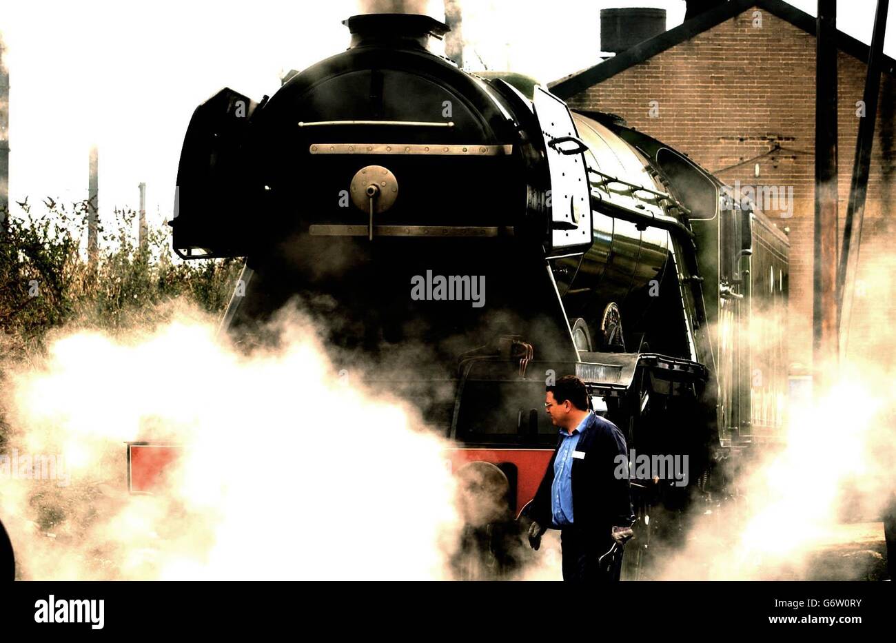 Jim Rees, Vehicle Collections Manager, inspiziert den Flying Scotsman, eine der berühmtesten Lokomotiven der Welt, die auf den britischen Eisenbahnen fahren, auf dem Außengleis im Westen Londons. Das National Railway Museum (NRM) in York hat einen Aufruf zur Spendenbeschwerde gestartet, um den Flying Scotsman daran zu hindern, ins Ausland zu gehen. Das Angebot des Museums hat heute nur zwei Wochen vor dem Stichtag, die Eisenbahnikone zu kaufen, 220,000 erreicht. Stockfoto