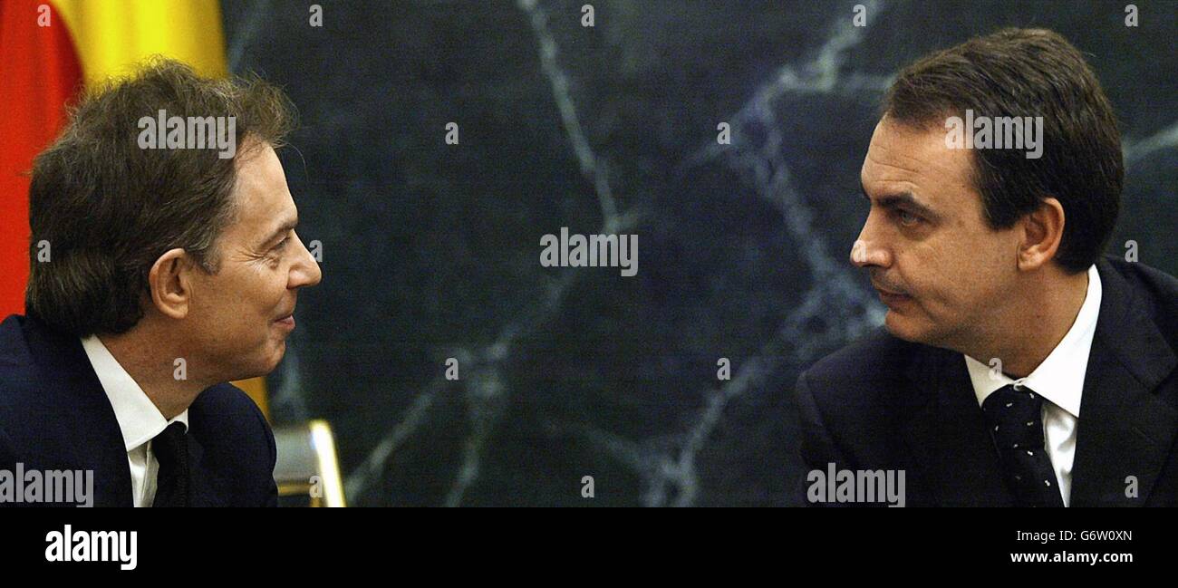 Der britische Premierminister Tony Blair (links) wird vom designierten spanischen Premierminister Jose Luis Rodriguez Zapatero im Gebäude des Nationalkongresses in Madrid begrüßt. Herr Blair und der Prinz von Wales schlossen sich heute einer weltweiten Trauergemeinde an, um an die 190 Opfer des Madrider Zugbombensommers vom März 11 zu erinnern. Stockfoto