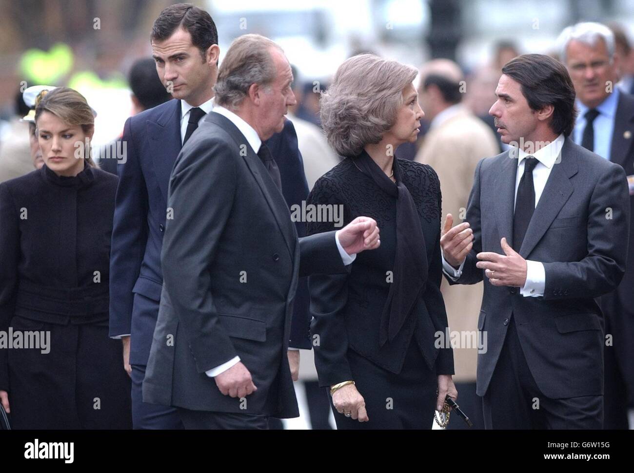 Der scheidende konservative spanische Premierminister Jose Maria Aznar (R) trifft sich mit König Juan Carlos von Spanien und seiner Frau, Königin Sofia von Spanien, Als sie am 11. März bei der Gedenkmesse in Madrids Almudena-Kathedrale für die 190 Menschen ankommen, die bei koordinierten Bombenexplosionen an Bord von vier überfüllten S-Bahn-Zügen ums Leben gekommen sind. Stockfoto