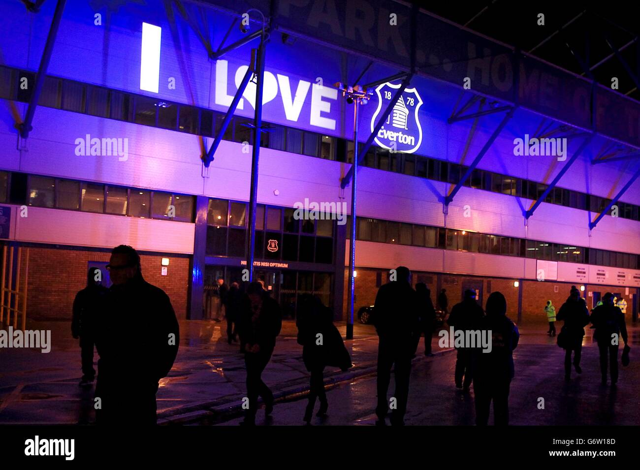 Fußball - Barclays Premier League - Everton gegen Crystal Palace - Goodison Park. Vor dem Spiel wurde ein „I Love Everton“-Schild auf die Seite der Tribüne projiziert Stockfoto