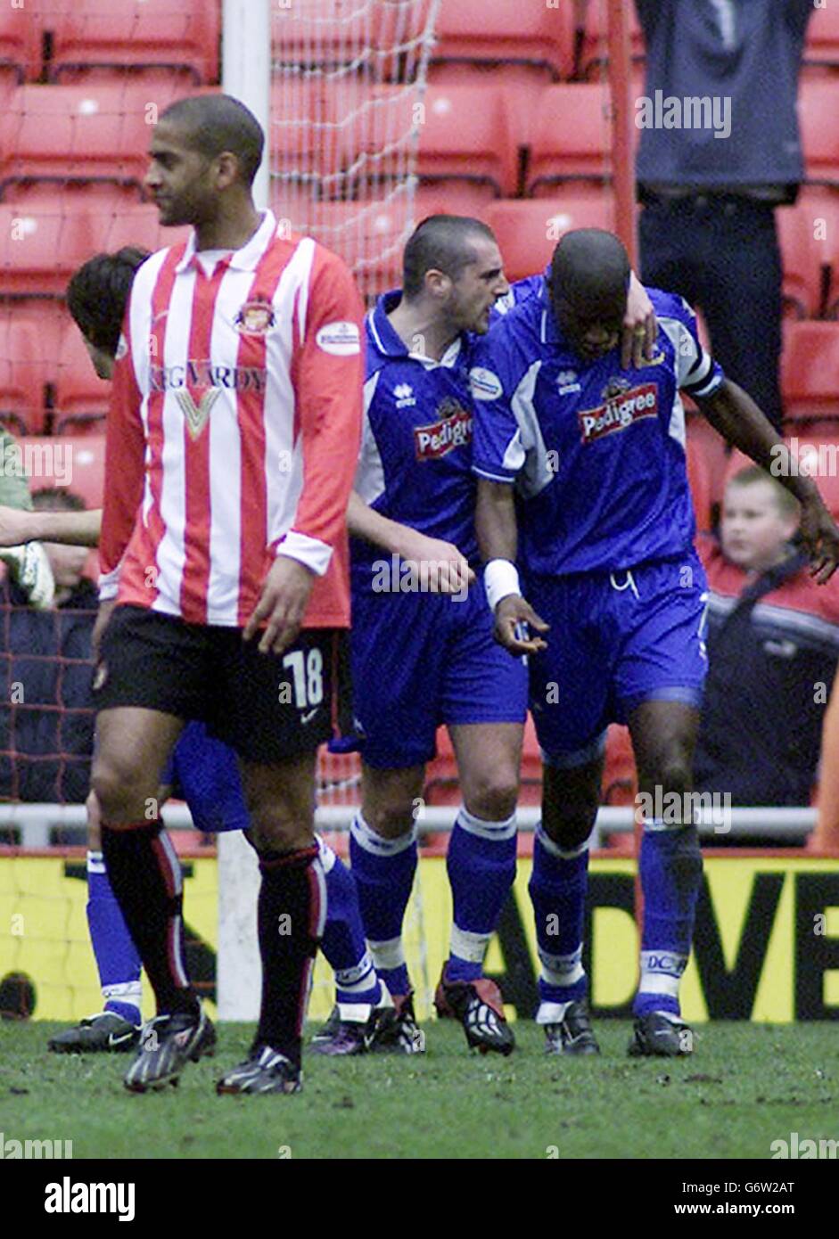 Ian Taylor von Derby County wird nach dem Treffer von Platz 1 gegen Sunderland während des Spiels der Nationwide Division One im Stadion of Light, Sunderland, am Samstag, den 27. März 2004, gratuliert. . Stockfoto