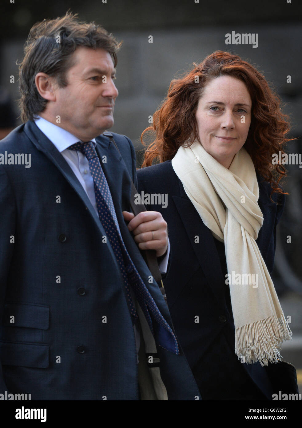 Die ehemalige Chefin von News International Rebekah Brooks und ihr Mann Charlie Brooks kommen im Old Bailey in London an, während der Telefonhacking-Prozess weitergeht. Stockfoto