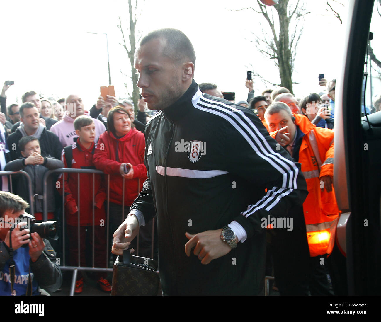 Fulhams Brede Hangeland tritt am Hawthorns aus dem Mannschaftsbus Stockfoto