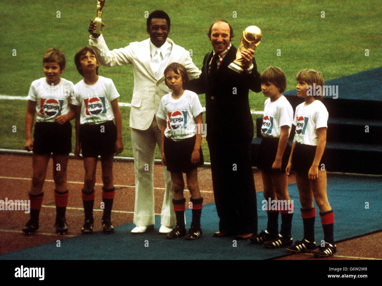 Die ehemaligen Weltcup-Stars Pele aus Brasilien und Uwe Seeler aus Westdeutschland bei der Eröffnungsfeier des Weltcup-Turniers 1974 im Waldstadion in Frankfurt. Stockfoto
