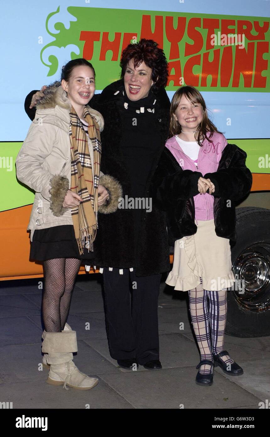 Die Comedienne Ruby Wax und ihre Töchter kommen zur britischen Premiere von Scooby Doo 2: Monsters Unleashed im Vue Cinema in Islington, im Norden Londons. Stockfoto