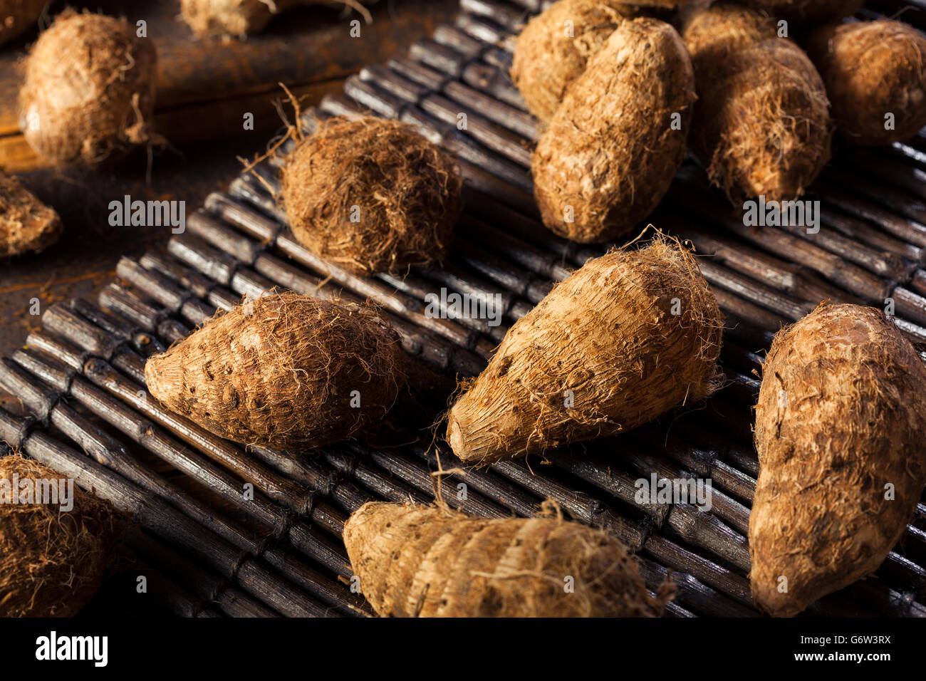 Rohe Bio braune Eddoes bereit zum Kochen Stockfoto