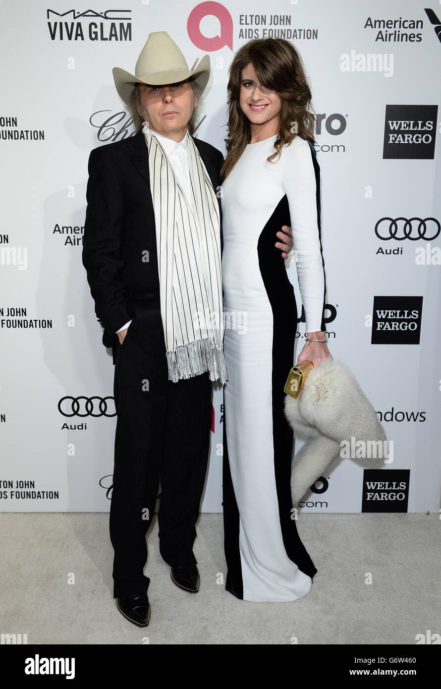 Dwight Yoakam und Emily Joy kommen zur 22. Jährlichen Academy Awards Viewing Party der Elton John AIDS Foundation im West Hollywood Park in Los Angeles. Stockfoto