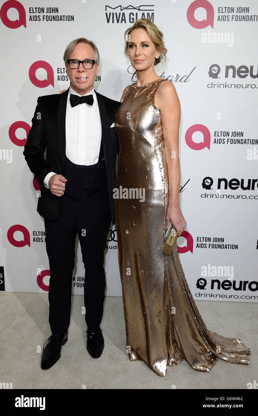 Tommy Hilfiger und Dee Ocleppo kommen zur 22. Jährlichen Academy Awards Viewing Party der Elton John AIDS Foundation im West Hollywood Park in Los Angeles. Stockfoto