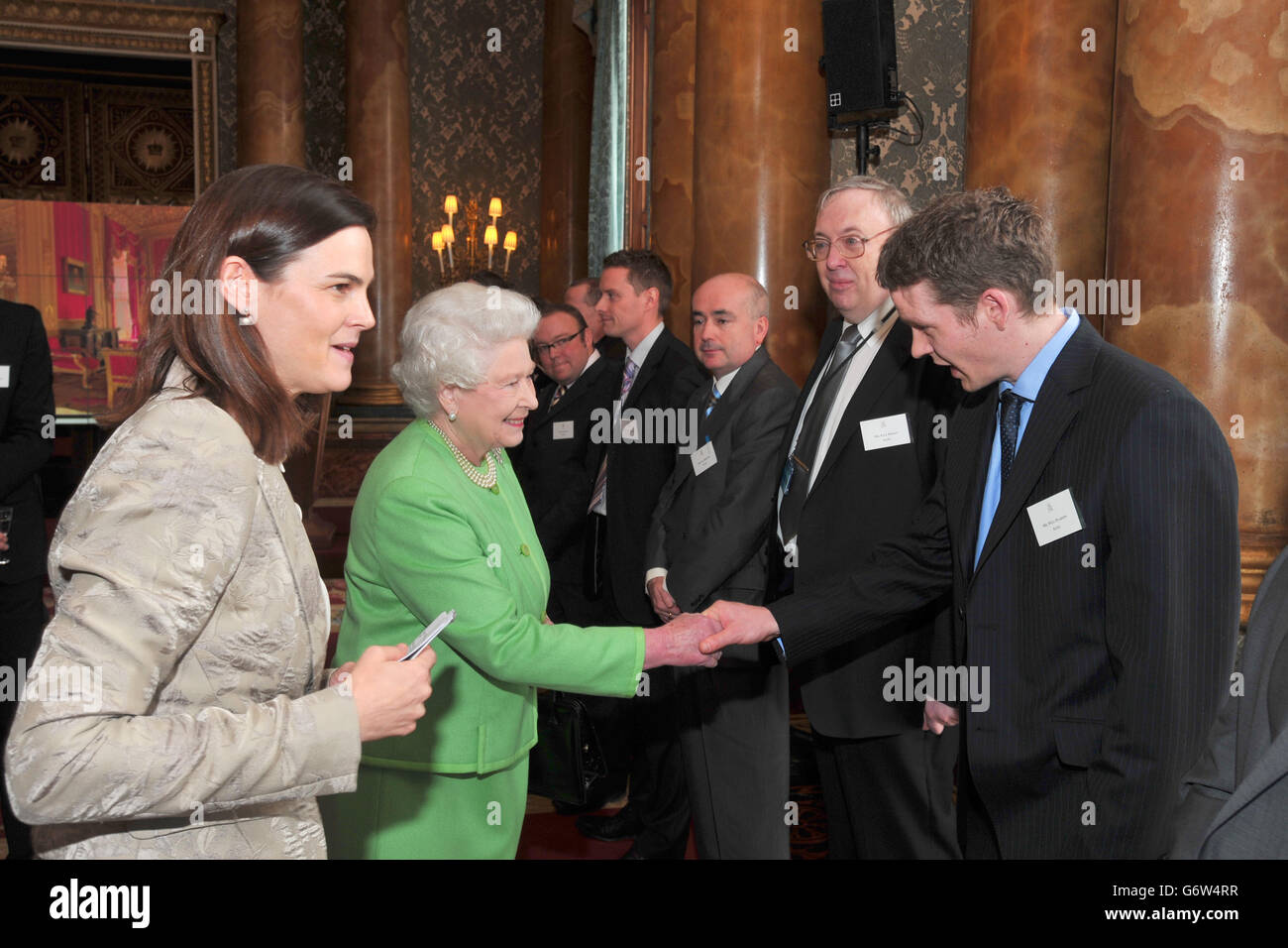 Die Königin trifft sich mit will Pearson bei der Einführung der neuen Website der britischen Monarchie. Stockfoto