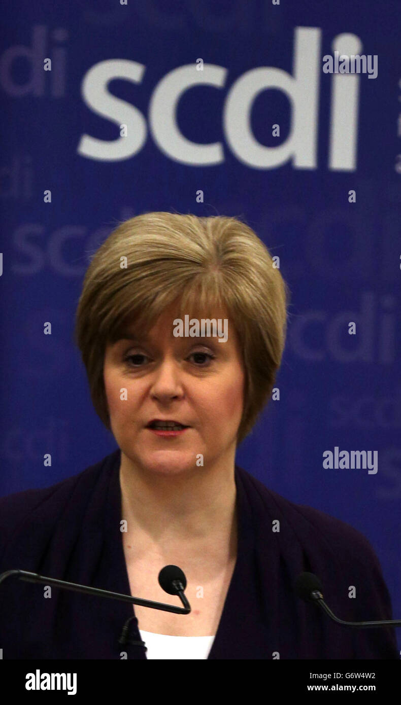 Die stellvertretende erste Ministerin Nicola Sturgeon spricht vor dem Scottish Council for Development and Industry (SCDI) bei einer Veranstaltung im Glasgow Central Hotel in Glasgow. Stockfoto