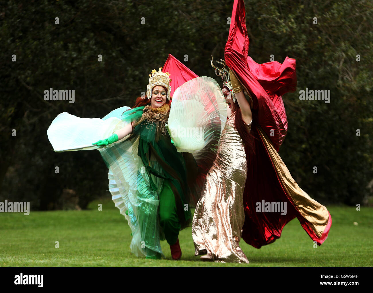 Darsteller Bella Agogo (links) und Azaria Starfire beim Start des St. Patrick's Festival 'I Love My City' Kulturprogramms in Dublin. Stockfoto