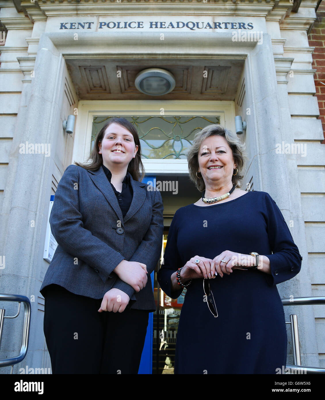 Kerry Boyd, 19, (links) posiert mit Ann Barnes, Kent Police and Crime Commissioner, vor dem Kent Police Headquarters in Maidstone, Kent, an ihrem ersten Tag als Kents neue Jugendkommissarin nach der Ankündigung ihrer Ernennung gestern. Stockfoto