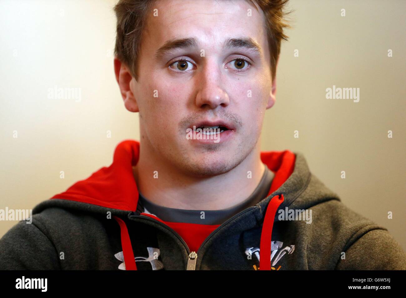 Wales' Jonathan Davies auf der Pressekonferenz im Vale Resort, Hensol. Stockfoto