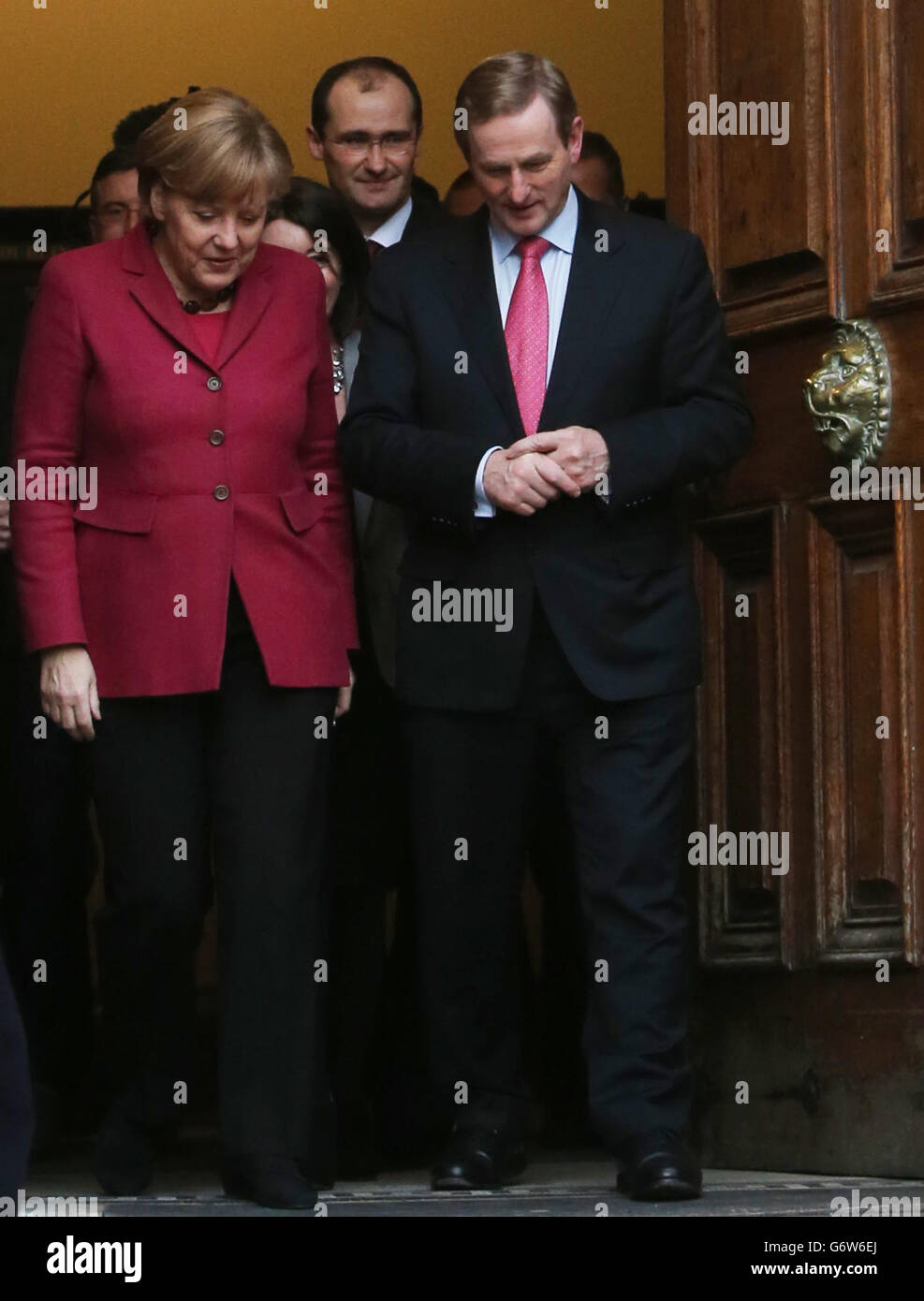 Bundeskanzlerin Angela Merkel und Taoiseach Enda Kenny am Trinity College in Dublin, wo Merkel heute vor der philosophischen Hochschulgesellschaft einen Vortrag über Globalisierung hielt. Stockfoto